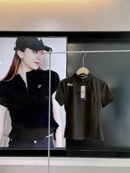 25早秋新品·FILA斐乐潮牌女装舒适休闲显瘦短袖衫瑜伽服跑步健身运动装 独家爆款 跑量爆款!新款斐乐运动跑步女士新款 高科技弹力运动面料,贴身穿着肤感软糯舒适!面料有型,上身贴合度完美,版型炒鸡显瘦遮肉,宽肩厚背的客户也可以闭眼入!弹性舒适,适合跑步运动穿着,维持舒适穿着体感. 这款户外运动穿着设计的经典半拉链,可内搭,可单穿,采用专业环保运动面料高度弹力,为运动时提供优秀的拉伸性和亲肤性,吸湿速干性能,确保穿着者拥有优质的运动体验,复古的半拉链小立领设计,层次分明,线条简练优雅,可以很好的修饰肩部和腰部赘肉!宽肩厚背的客户也可以闭眼入,上身视觉秒瘦5斤!正面硅胶品牌标识,展现不凡品味和气度! 颜色:黑、薰衣草色